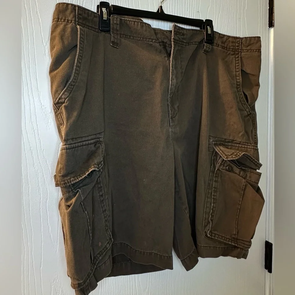 Old Navy brown‎ cargo shorts men’s 42 - button missing Inseam 10”